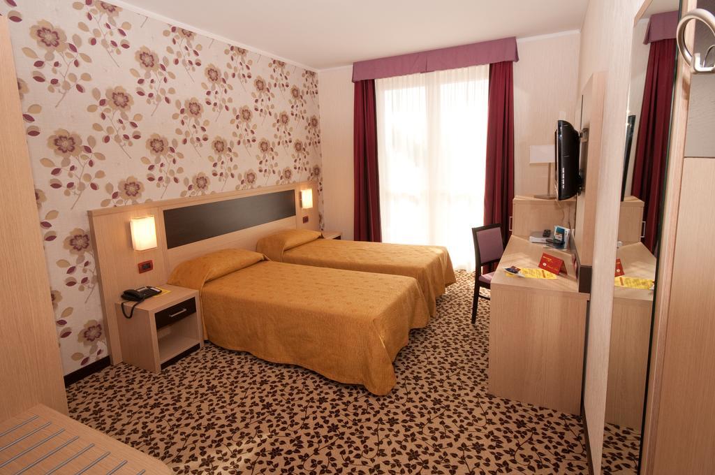 Hotel Brindor Poirino Eksteriør billede