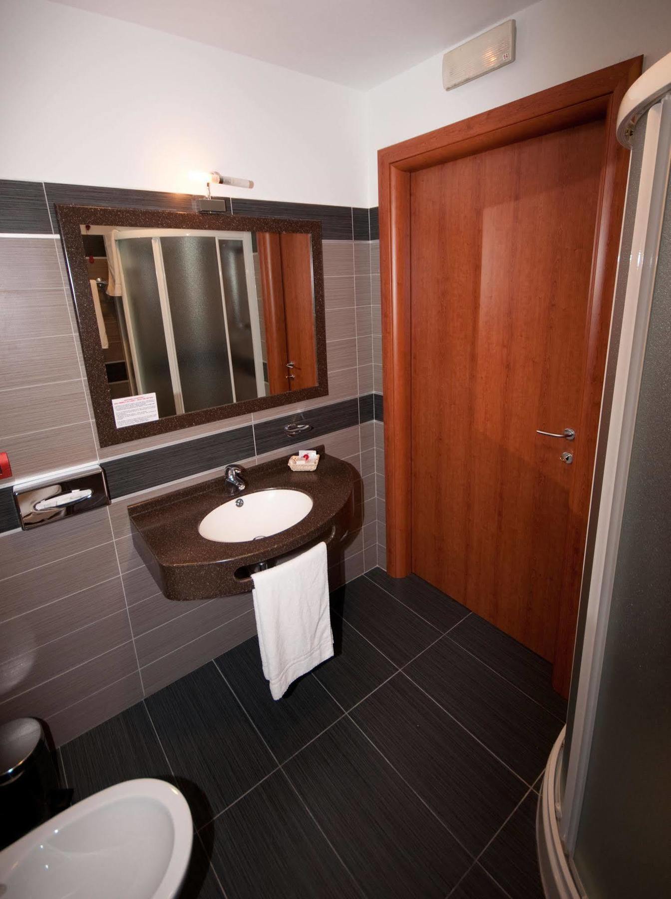 Hotel Brindor Poirino Eksteriør billede