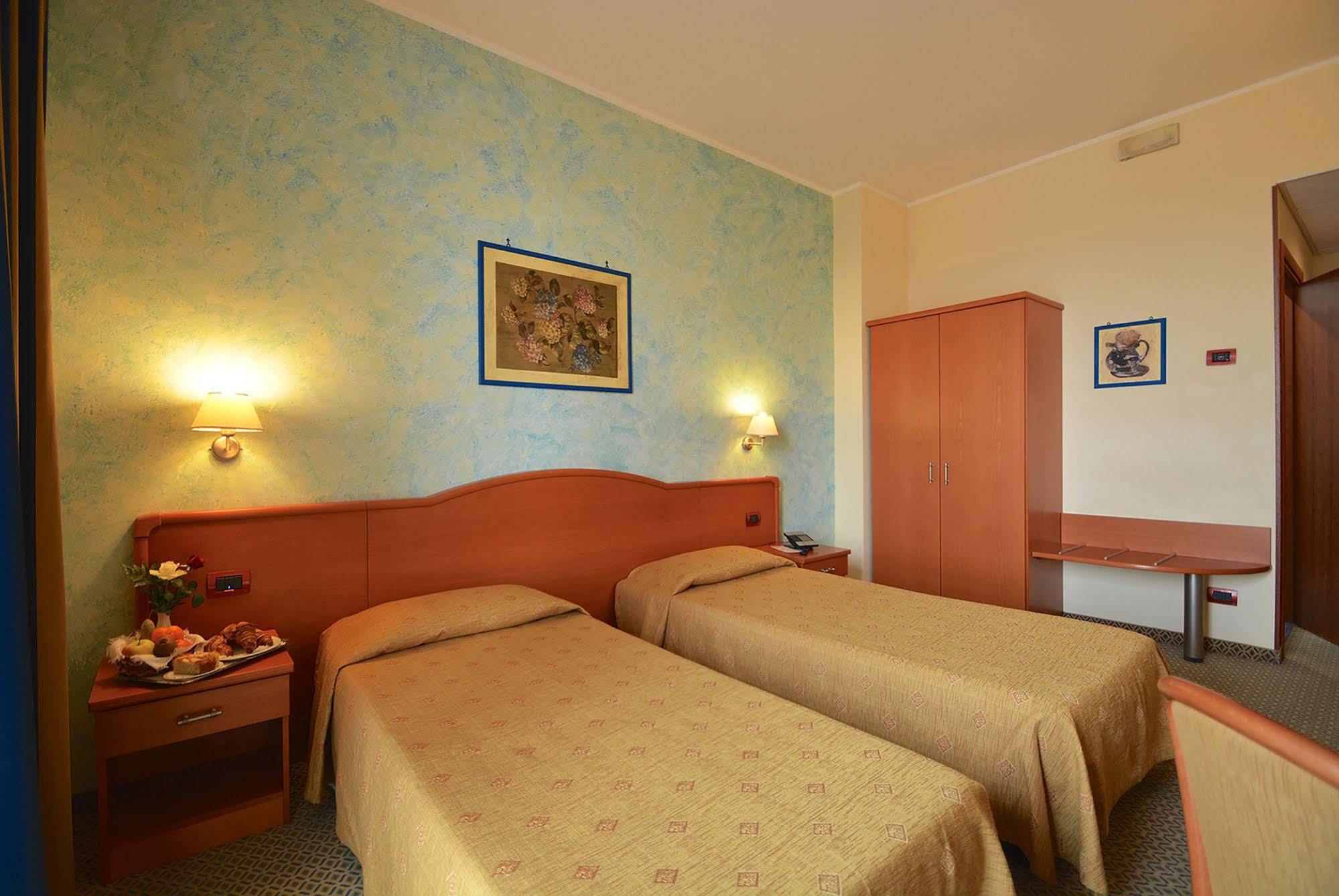 Hotel Brindor Poirino Eksteriør billede