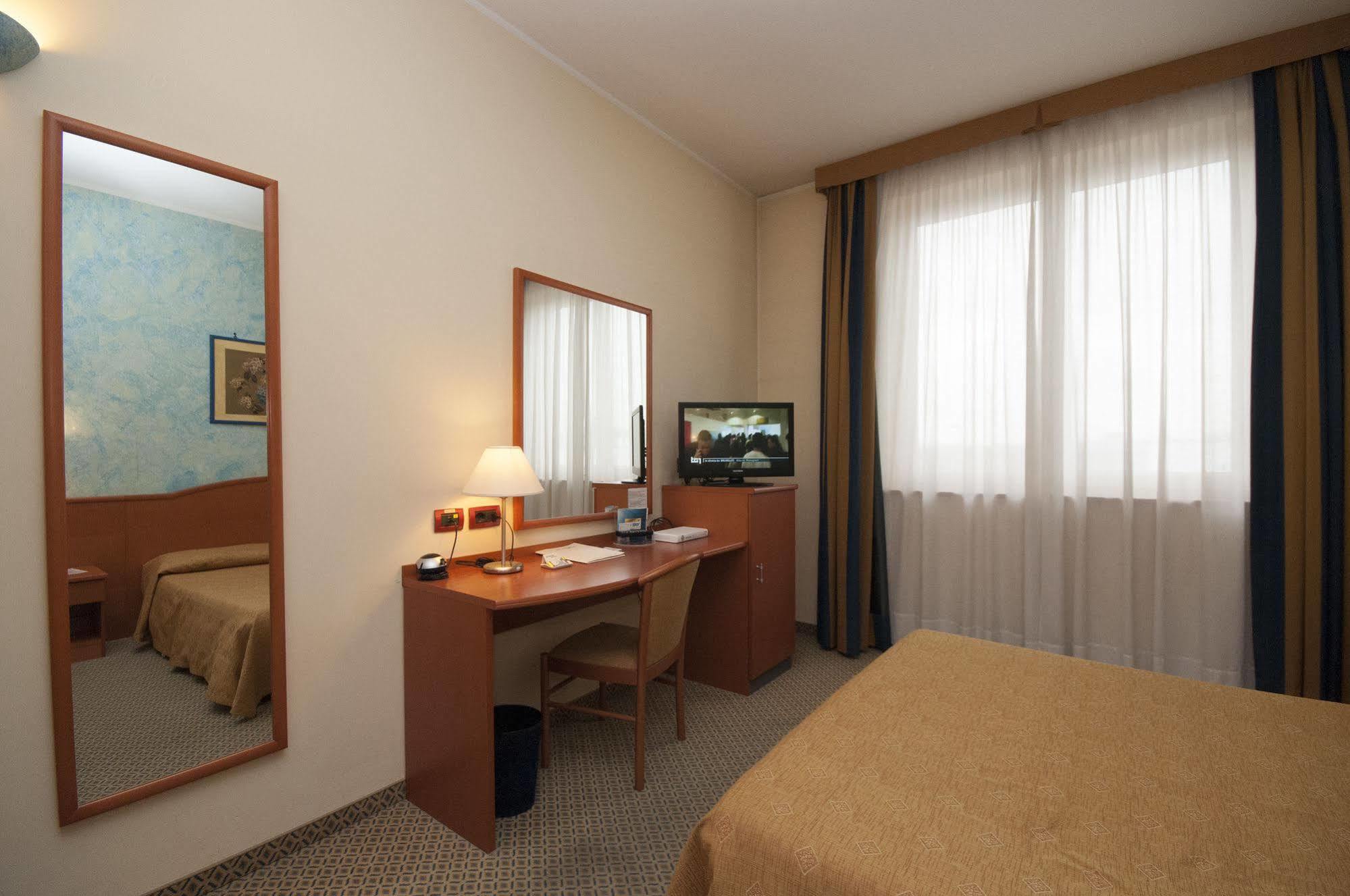 Hotel Brindor Poirino Eksteriør billede